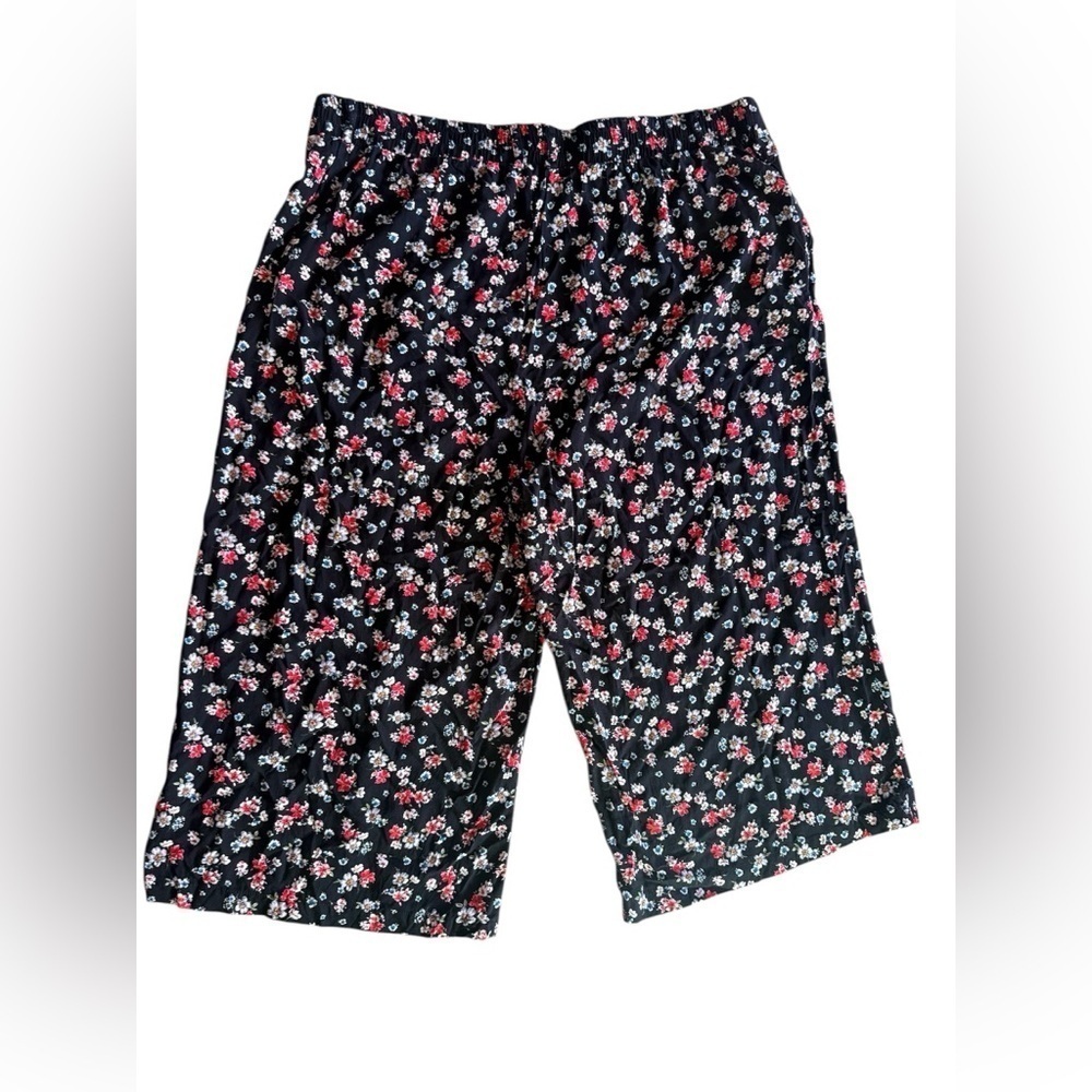 Torrid Black and Floral Cropped Pant size 3 plus size pockets floral
